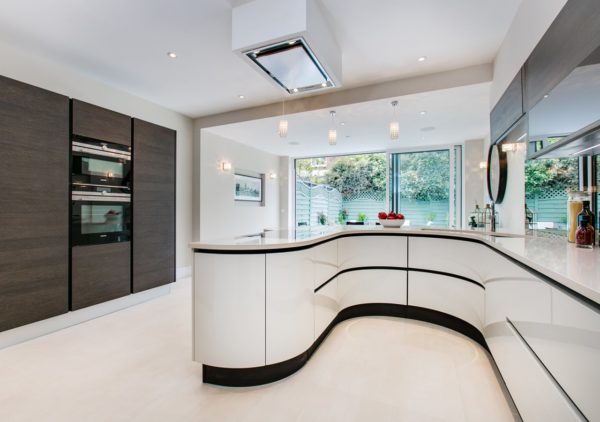 A classic contemporary Fulham Townhouse kitchen designed by Nicola Scannell Design and Home Staged by Cullum Design | London UK